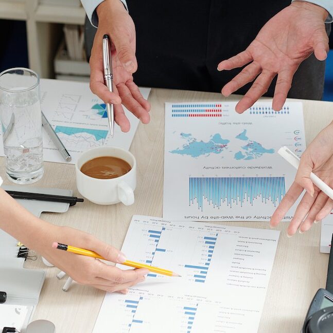 Discussing company financial statistics Simulaciones de cadena de suministro